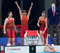 意大利女子游泳运动员高领金牌，勇夺一哥