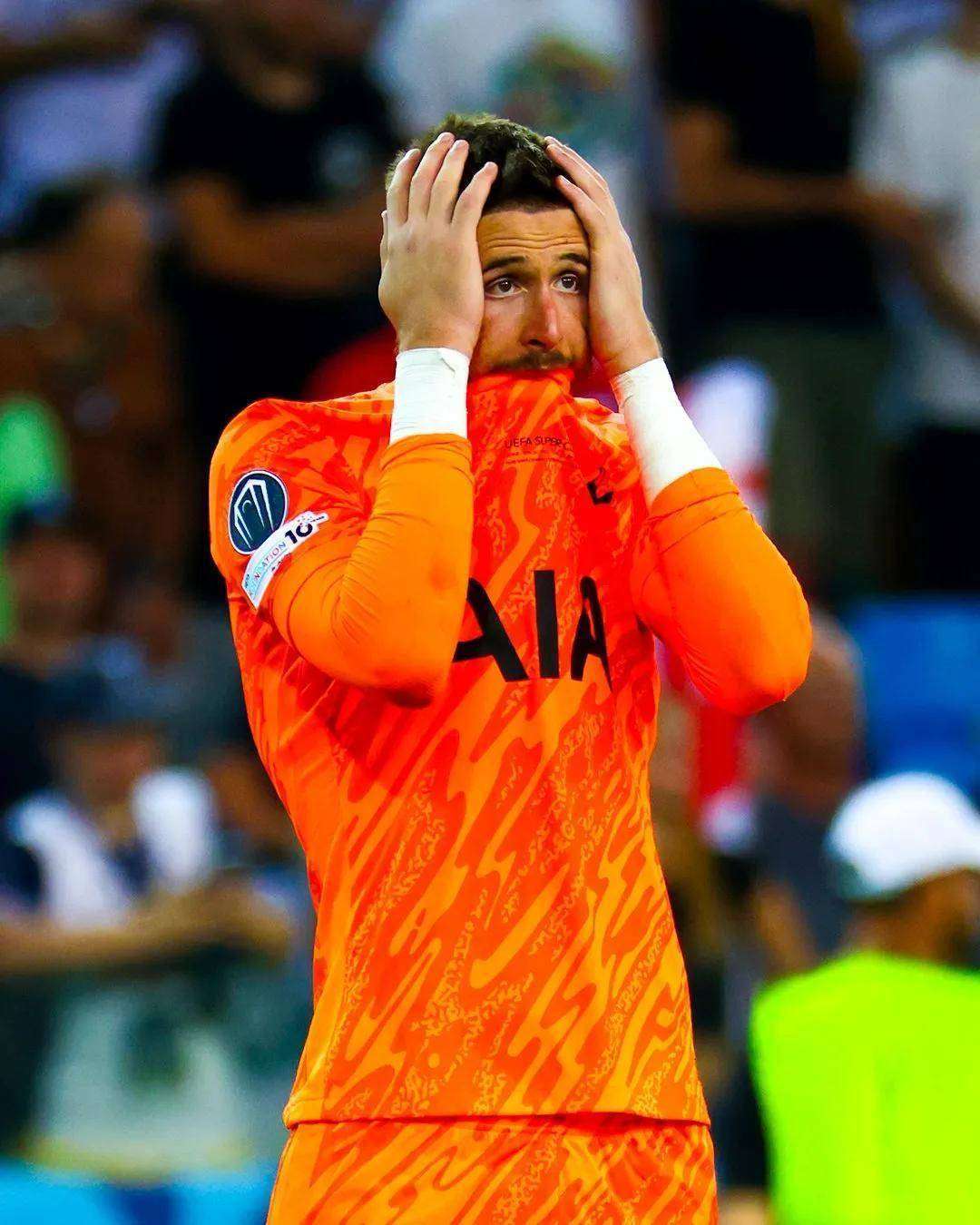 足坛上演惊险比赛,胜负悬念引人入胜 足坛上演惊险比赛,胜负悬念引人入胜