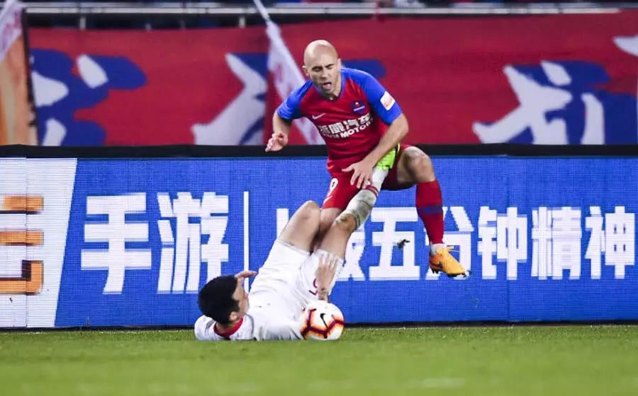 队长因违规行为被罚禁赛一场 队长因违规行为被罚禁赛一场