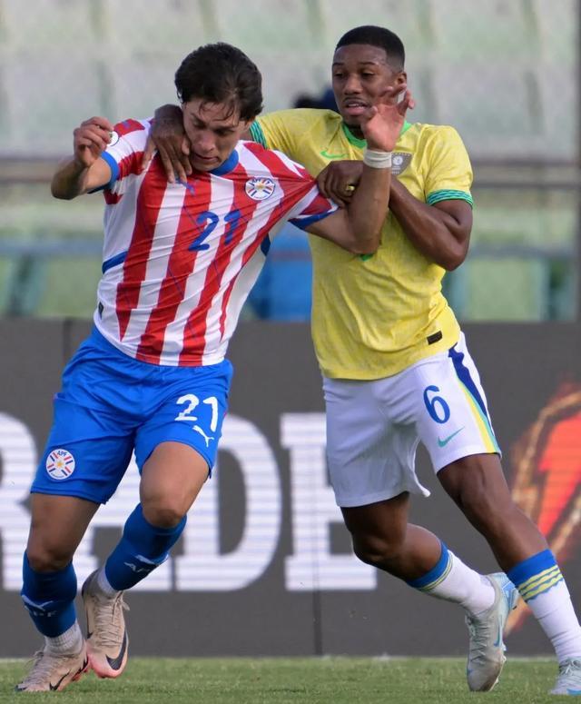 南美洲足球大赛精彩继续，巴西队领跑