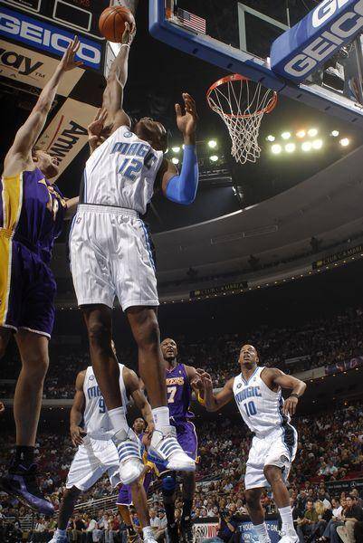 三亿体育体育下载-活塞遭遇老鹰逆转，吞下两连败