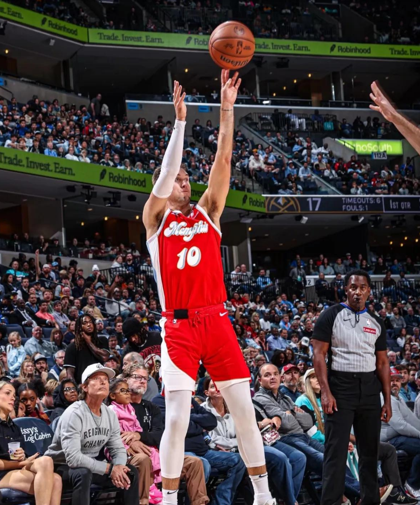 马刺队豪取胜利，稳固西部排名的简单介绍