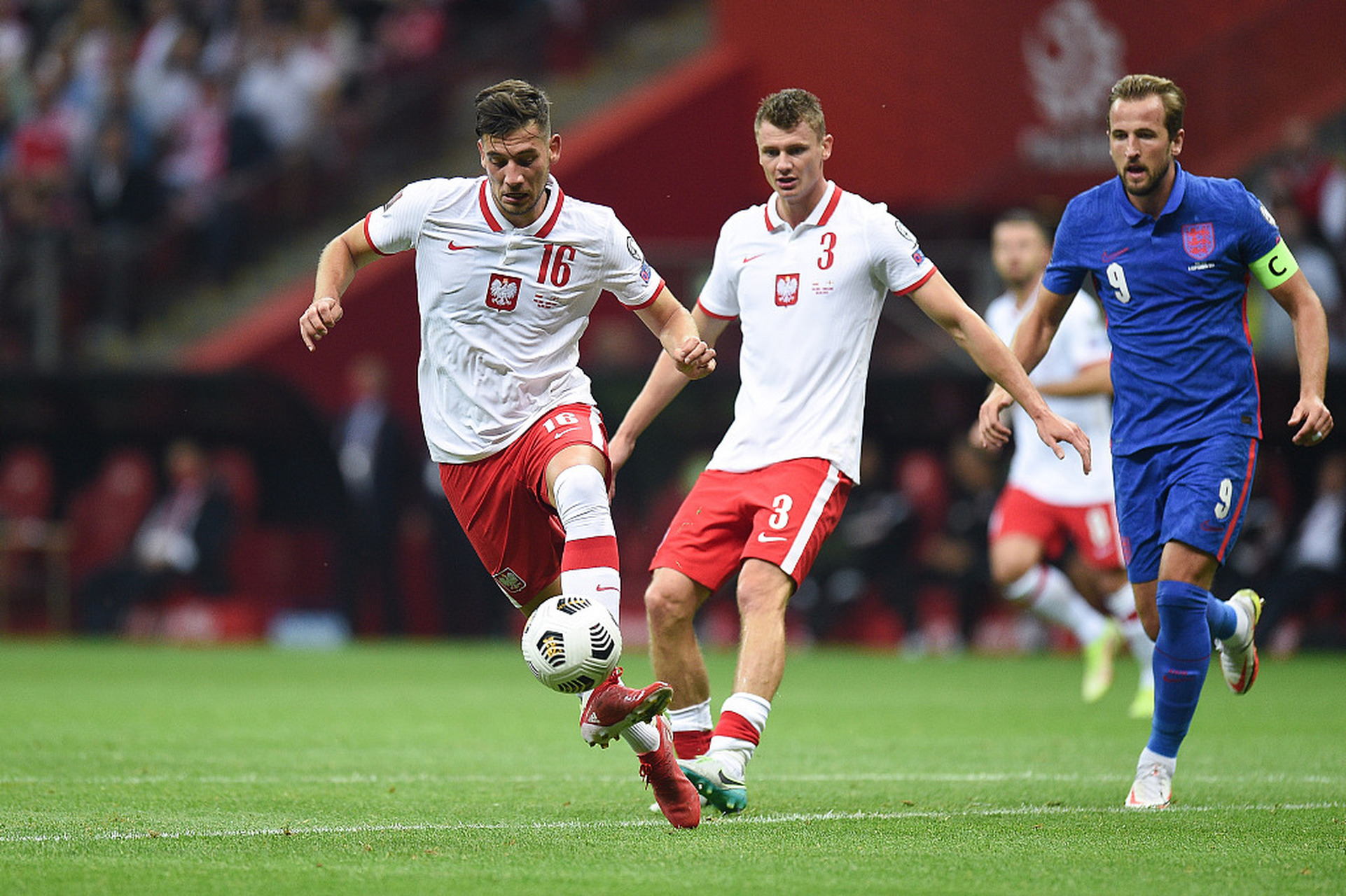 三亿体育体育直播-包含波兰惨败英格兰，小组前景蒙上阴影的词条